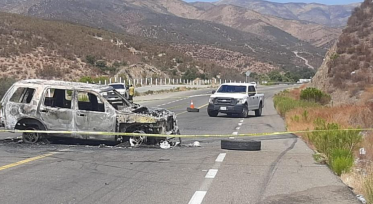 Bloquearon carretera Tecate-Ensenada con vehículo en llamas