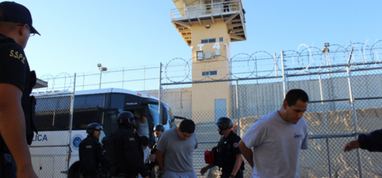 Trasladan a 305 reclusos de Tijuana a El Hongo de Tecate