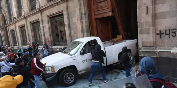 Escándalo en Palacio Nacional: Normalistas de Ayotzinapa protagonizan incidente