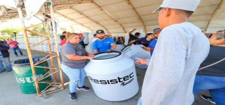 En Tijuana se entregaron 220 tinacos a familias en situación de vulnerabilidad