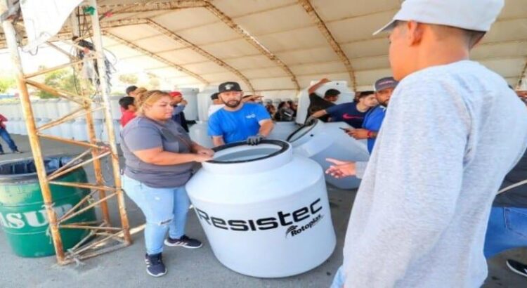 En Tijuana se entregaron 220 tinacos a familias en situación de vulnerabilidad