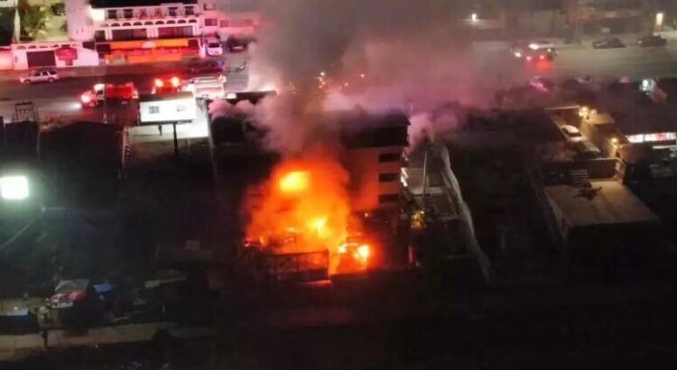 Incendio consume baños públicos y tienda de autoservicio en Playas de Tijuana