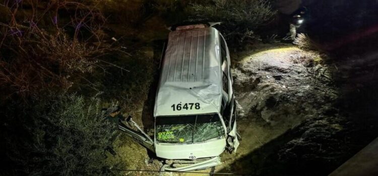 Volcadura de taxi de ruta en el bulevar 2000 deja 9 lesionados