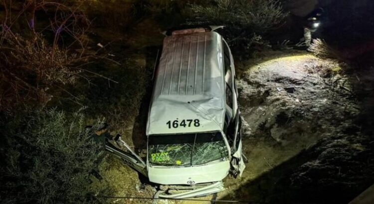 Volcadura de taxi de ruta en el bulevar 2000 deja 9 lesionados