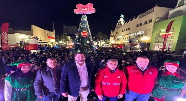 Encienden árbol navideño en la avenida Revolución