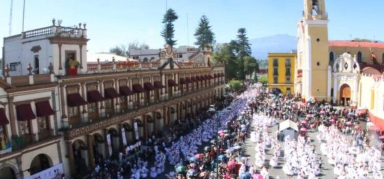 El centro de Xalapa se llenó de jarochos con el récord La Bamba 2024