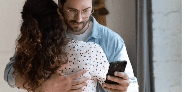 Le robaron el celular al novio… y el ladrón le mandó pruebas de su infidelidad