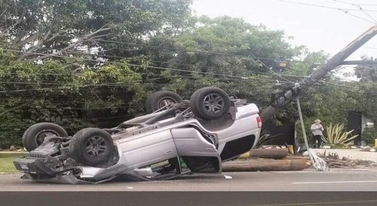 Accidente tipo volcadura en Playas de Tijuana