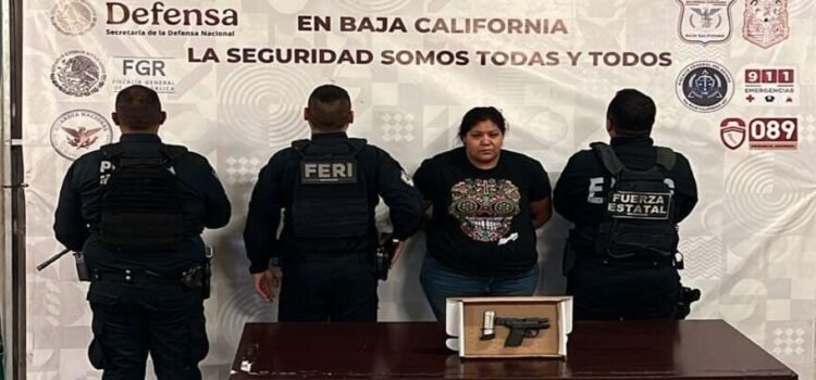 Detienen a mujer armada