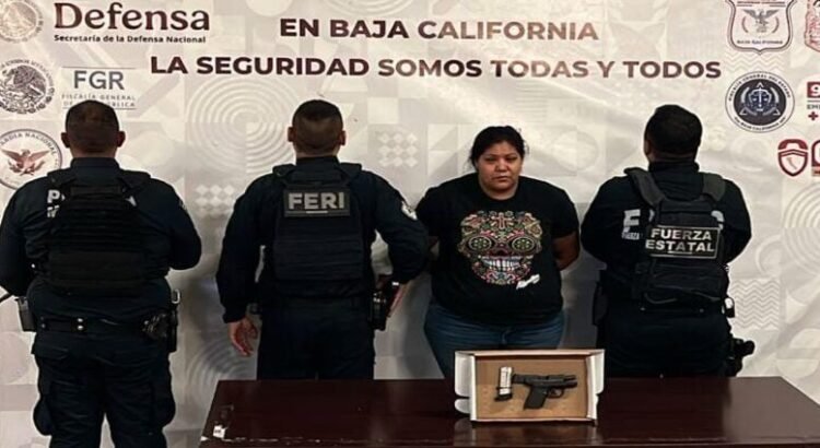 Detienen a mujer armada