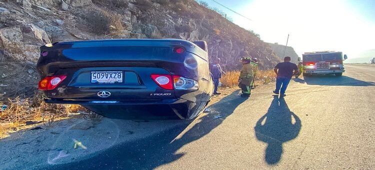 Automóvil termina volcado tras accidente en la carretera libre Tecate-Tijuana