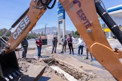 Reportan fuga en línea de conducción de agua entre bulevar Universidad y calle Aquiles Serdán