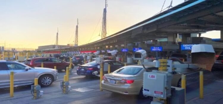 Encuentran a tres vietnamitas en cajuela de auto en cruce de Tijuana a EU