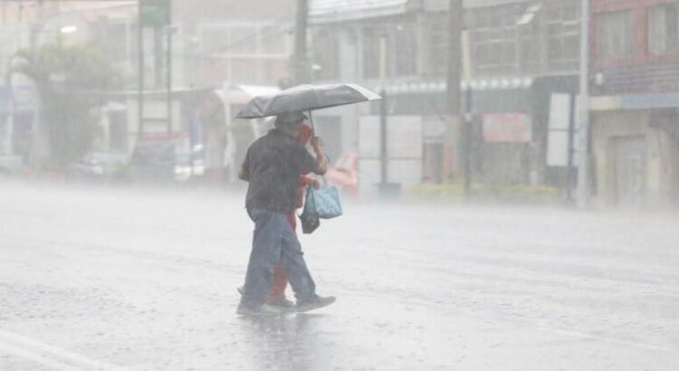 Tormenta Mario seguirá provocando fuertes lluvias en Baja California