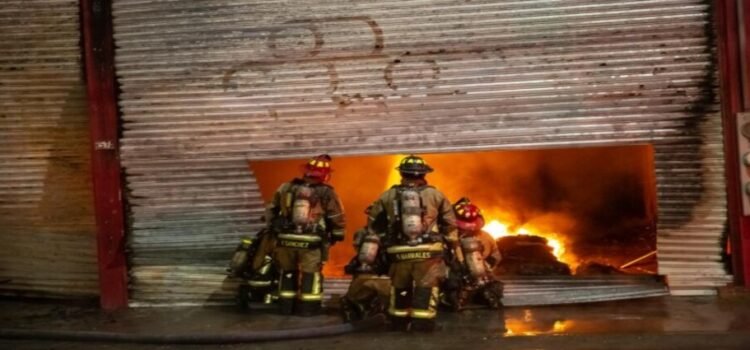 Incendio consume bodega en la Zona Centro de Tijuana