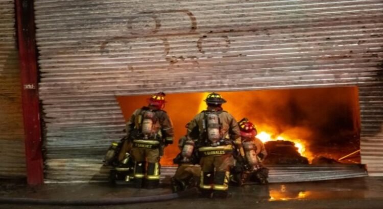 Incendio consume bodega en la Zona Centro de Tijuana