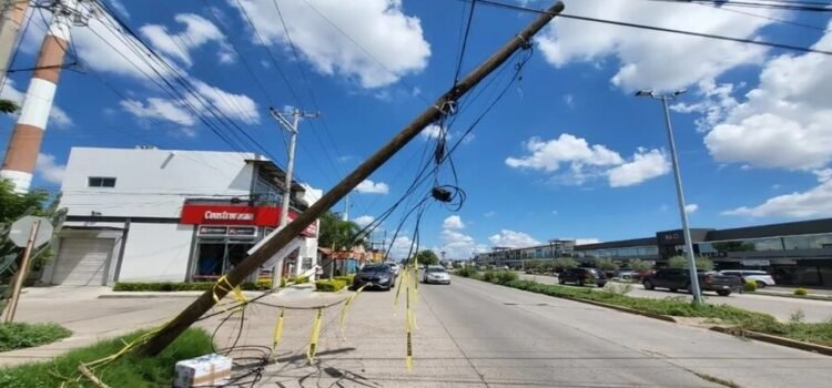 Tractocamión derriba un poste