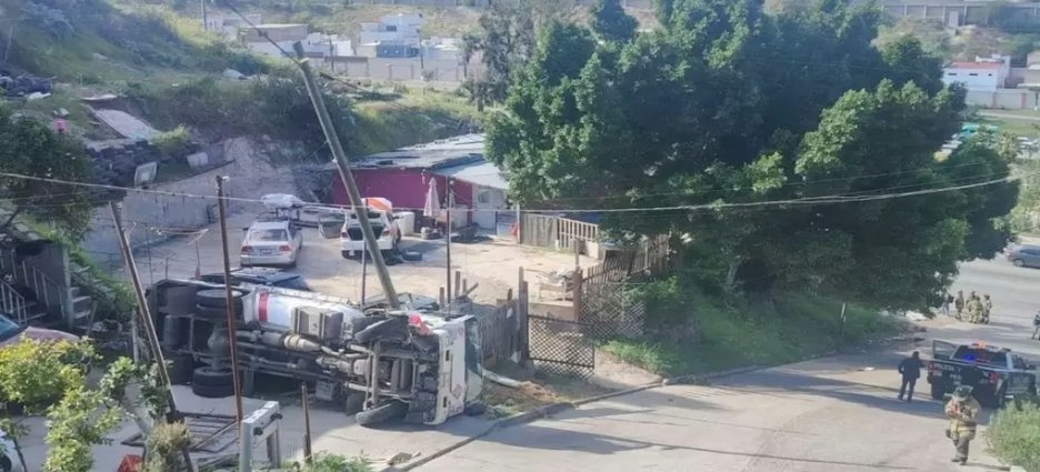 Volcadura de pipa de gas deja dos lesionados en colonia Jardines de Aguacaliente, Tijuana