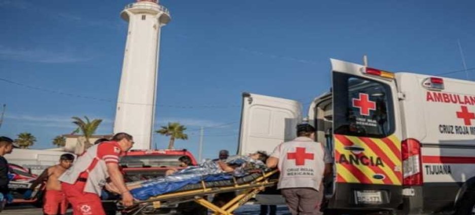 Rescatan a dos menores en peligro de ahogarse en playas de Tijuana