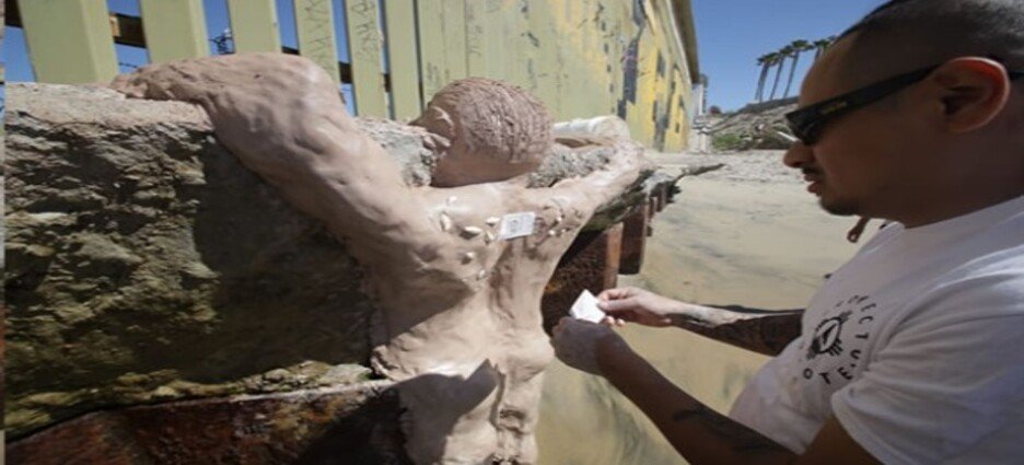 Artistas chicanos realizan en el muro fronterizo en Playas de Tijuana obra sobre migración