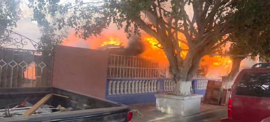 Incendio en taller mecánico moviliza a cuerpos de emergencia en la Zona Norte de Tijuana