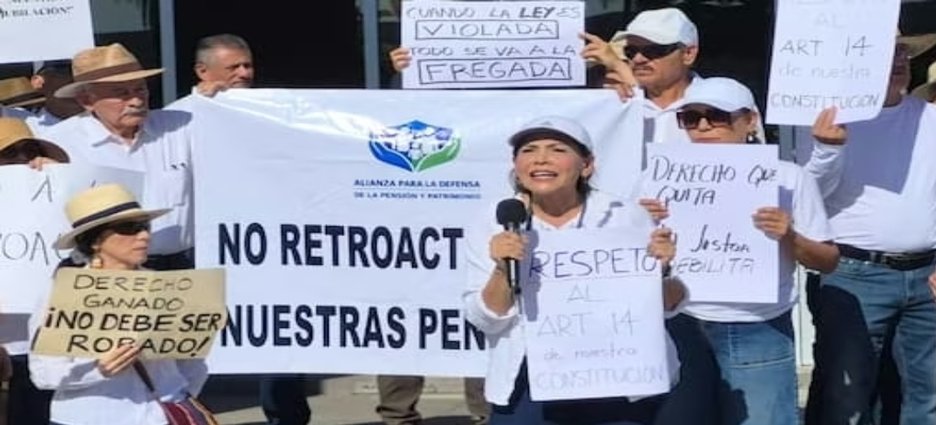 Jubilados de la CFE protestan en Tijuana antes de la visita de Sheinbaum