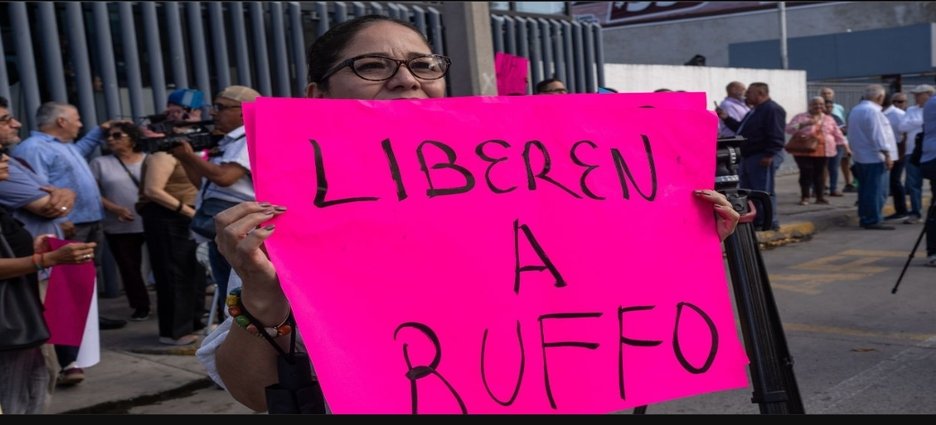 Decenas se manifiestan en Tijuana para exigir la liberación de Ernesto Ruffo Appel
