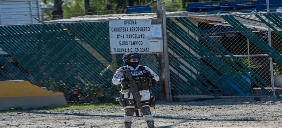 Ataque armado cerca del Aeropuerto de Tijuana deja un muerto y un herido; detienen a dos